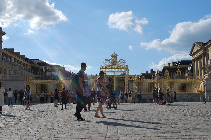 Versailles Palace Guided Tour with Gardens Access