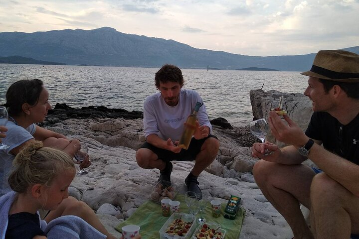 Lumbarda-Sunset Kayaking Experience with picnic: Wine and Sweets