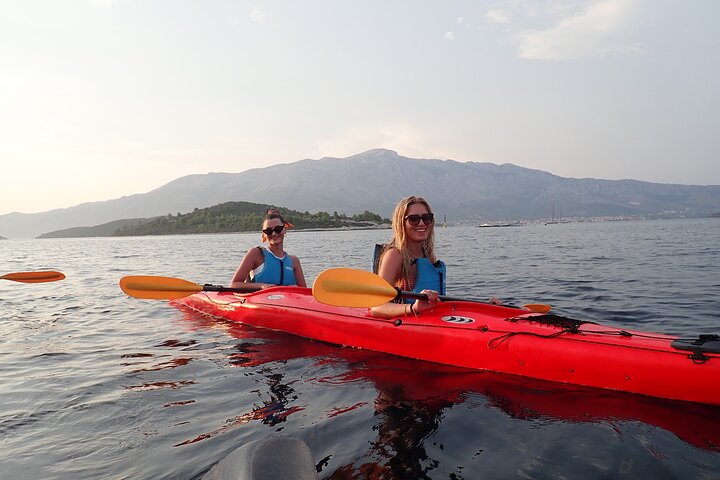 Lumbarda-Sunset Kayaking Experience with picnic: Wine and Sweets