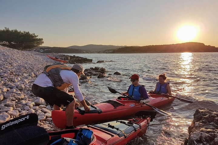 Lumbarda-Sunset Kayaking Experience with picnic: Wine and Sweets