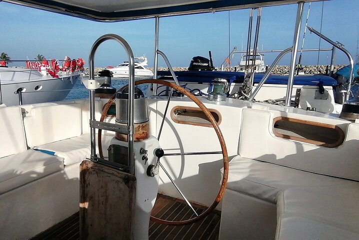 Sailing to Tayrona with Luis and his team: Unique!