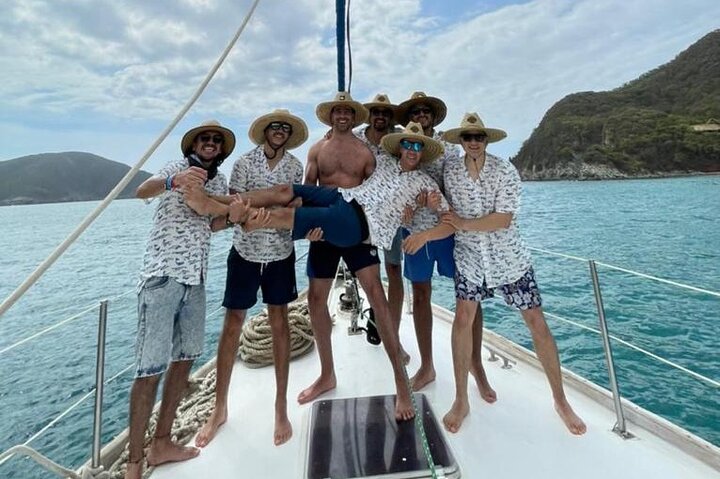 Sailing to Tayrona with Luis and his team: Unique!