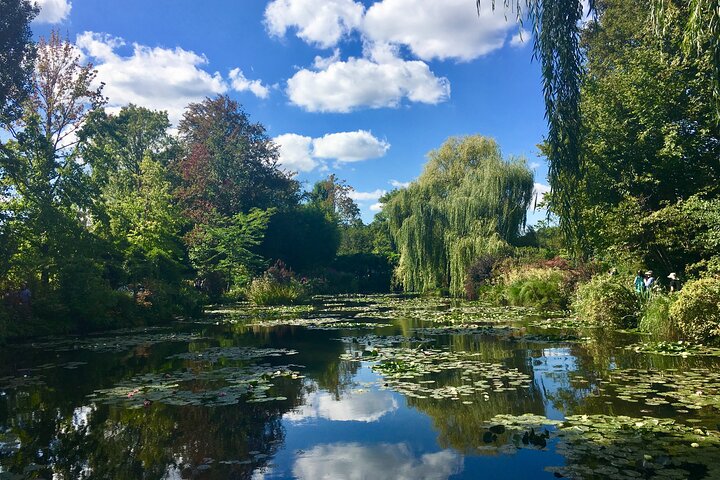 Versailles Palace & Giverny Private Tour with Lunch&Hotel Pick-up