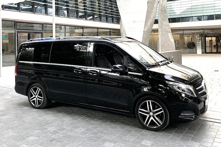 Arrival Transfer: Berlin Airport BER to Berlin in Luxury Van