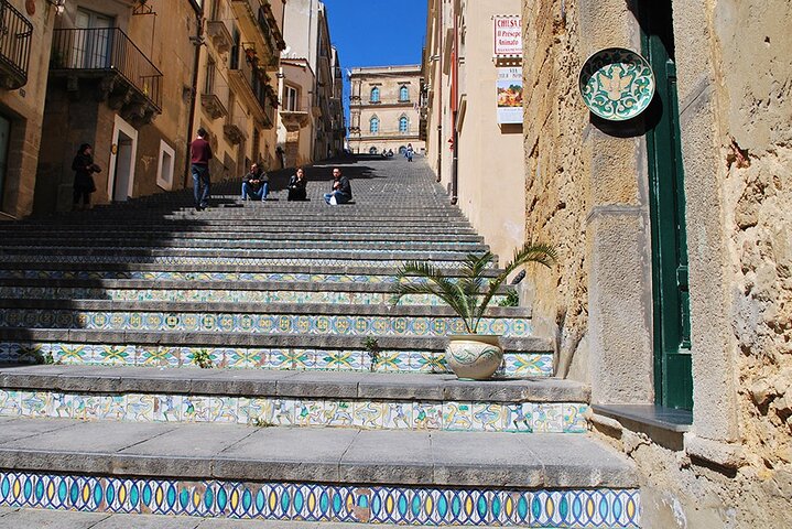 Piazza Armerina and Caltagirone with wine tasting and lunch in the winery