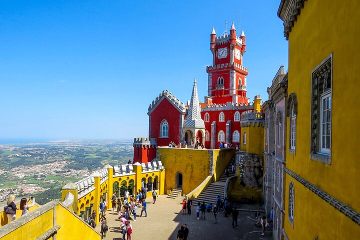 Sintra, Pena Palace, Quinta da Regaleira & Cascais Group Tour