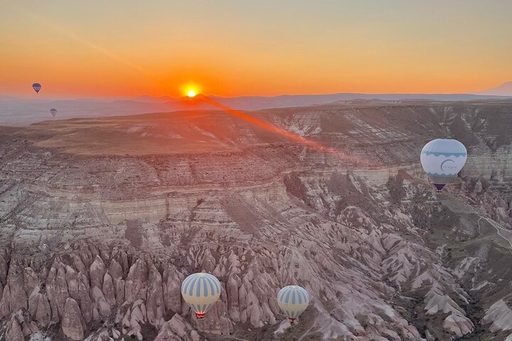 Cappadocia Sunrise Hot Air Balloon Flight / Discovery Balloons