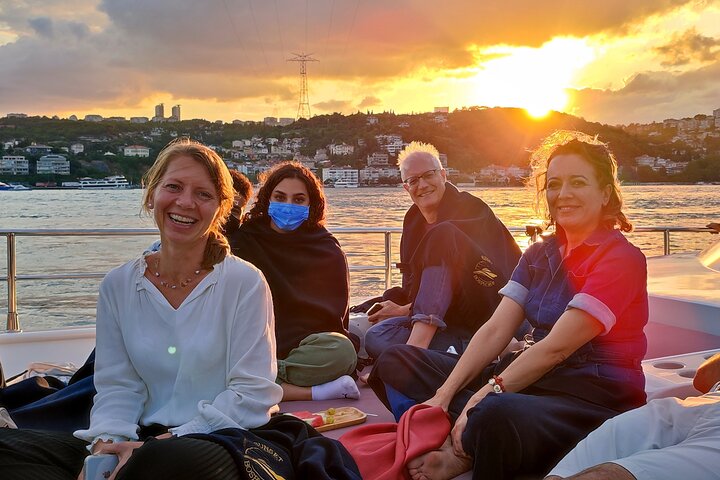 Istanbul Bosphorus Sunset Luxury Yacht Cruise with Snacks
