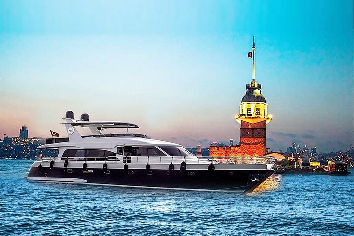 Istanbul Bosphorus Sunset Luxury Yacht Cruise with Snacks
