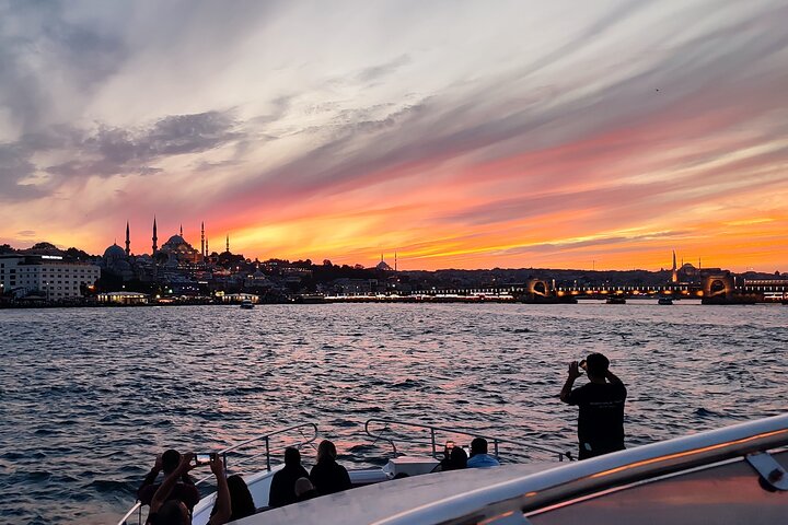 Istanbul Bosphorus Sunset Luxury Yacht Cruise with Snacks