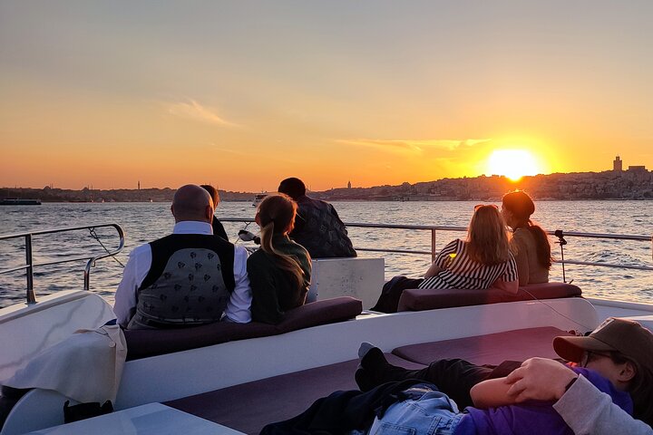 Istanbul Bosphorus Sunset Luxury Yacht Cruise with Snacks