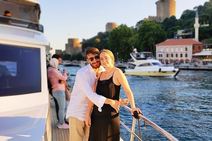 Istanbul Bosphorus Sunset Luxury Yacht Cruise with Snacks