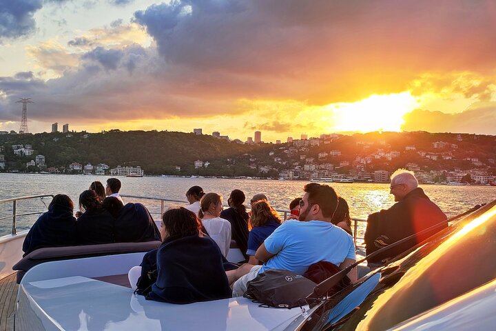 Istanbul Bosphorus Sunset Luxury Yacht Cruise with Snacks