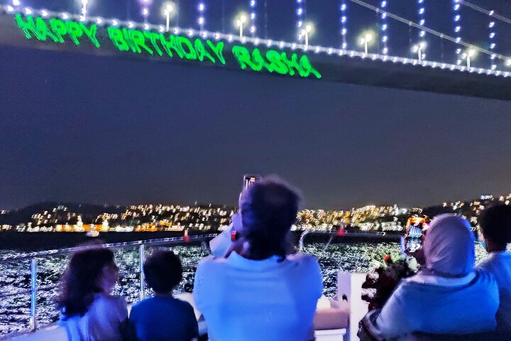 Istanbul Bosphorus Sunset Luxury Yacht Cruise with Snacks