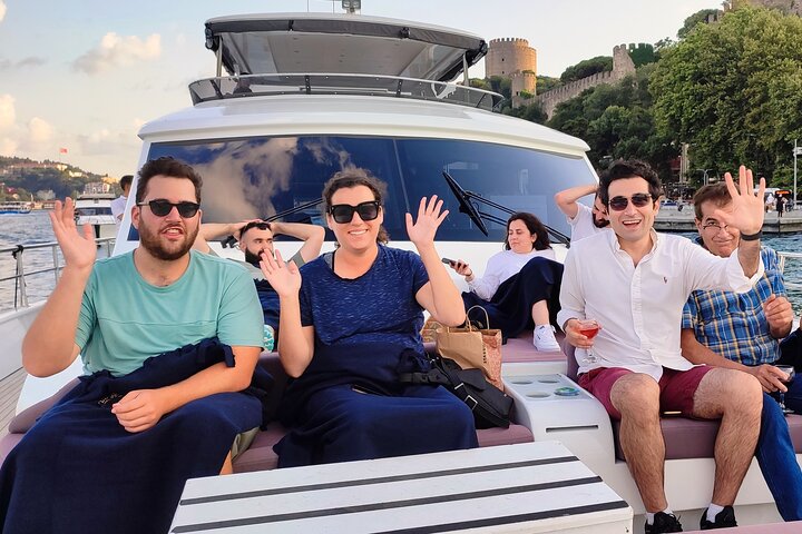 Istanbul Bosphorus Sunset Luxury Yacht Cruise with Snacks