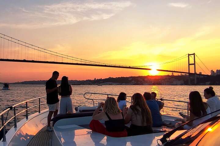 Istanbul Bosphorus Sunset Luxury Yacht Cruise with Snacks