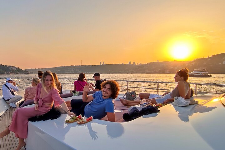 Istanbul Bosphorus Sunset Luxury Yacht Cruise with Snacks