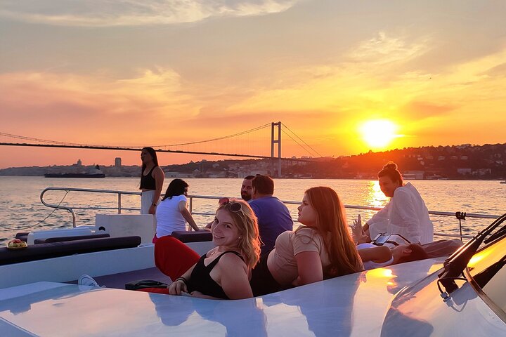 Istanbul Bosphorus Sunset Luxury Yacht Cruise with Snacks