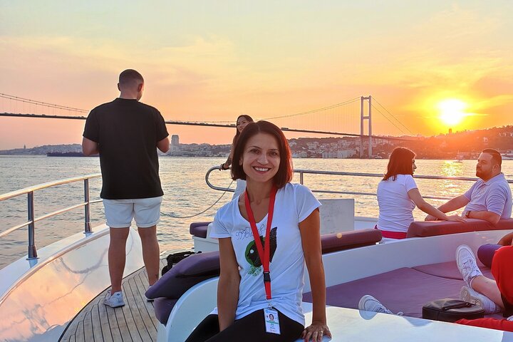 Istanbul Bosphorus Sunset Luxury Yacht Cruise with Snacks