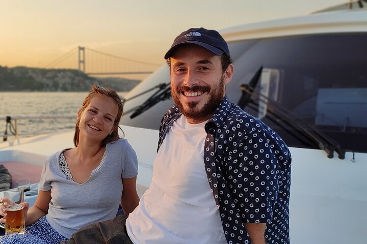 Istanbul Bosphorus Sunset Luxury Yacht Cruise with Snacks