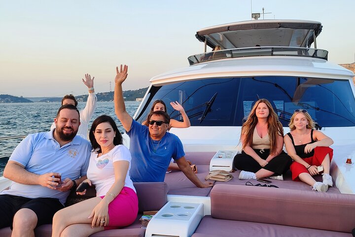 Istanbul Bosphorus Sunset Luxury Yacht Cruise with Snacks