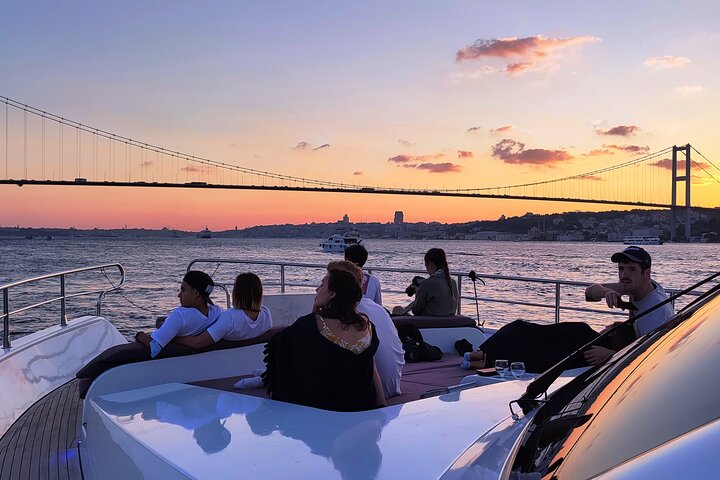 Istanbul Bosphorus Sunset Luxury Yacht Cruise with Snacks