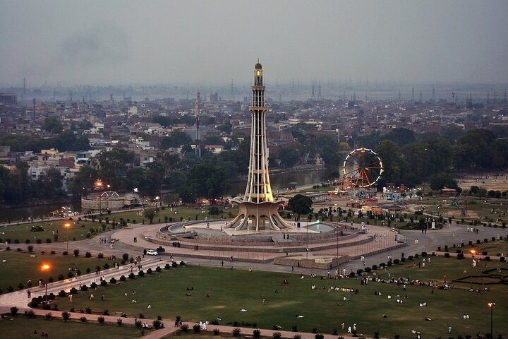 Private & Guided: Wagah Border, Walled City & Lahore Fort Full Day Tour