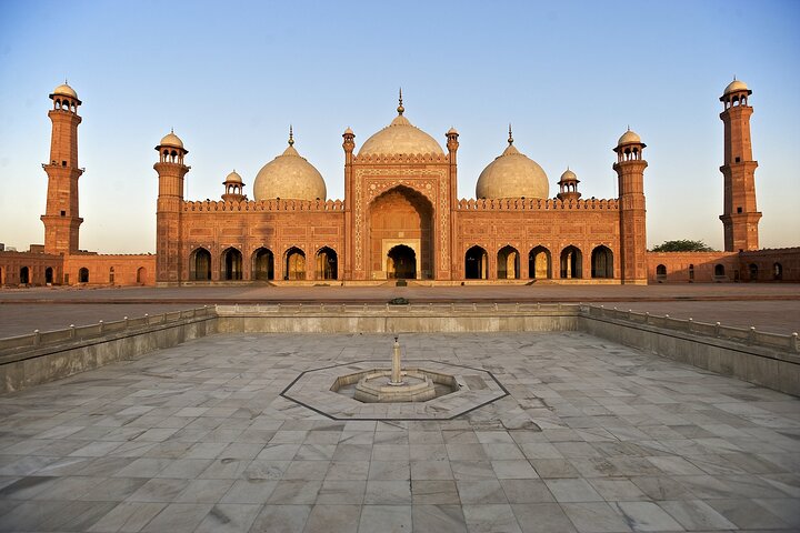 Private & Guided: Wagah Border, Walled City & Lahore Fort Full Day Tour