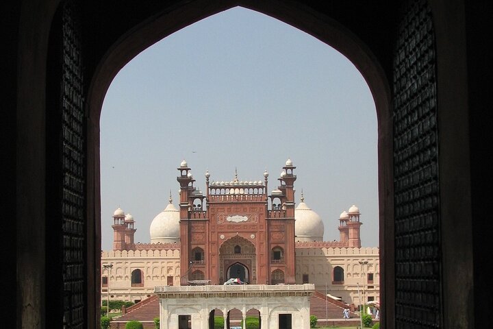 Private & Guided: Wagah Border, Walled City & Lahore Fort Full Day Tour