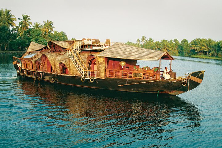 Backwaters Bliss: Cochin to Alleppey Escape