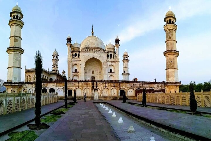 From Aurangabad to Ajanta Ellora Taxi – Best 2-Day Cab Tour