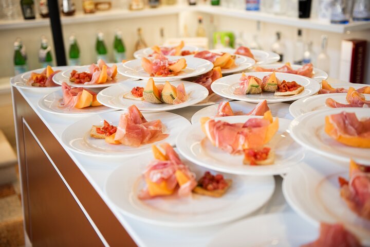 Castles boat tour with Bardolino wine tasting and nibbles