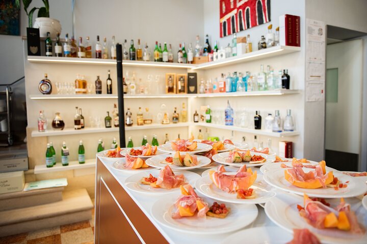Castles boat tour with Bardolino wine tasting and nibbles