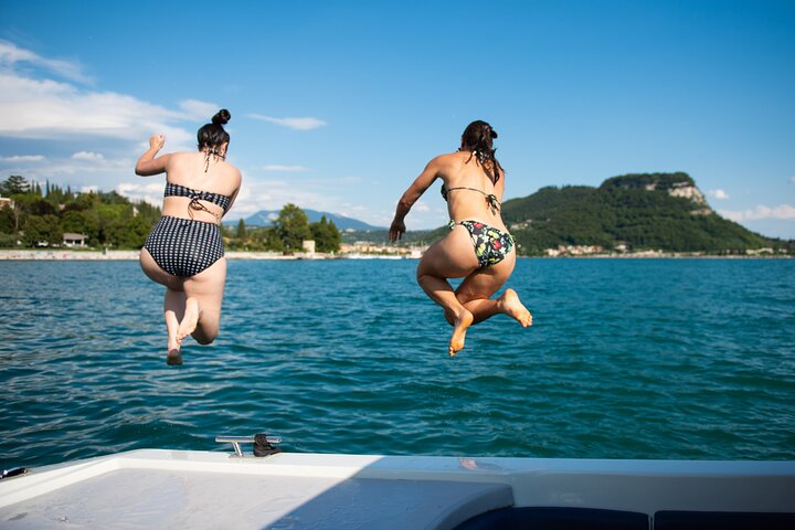 Castles boat tour with Bardolino wine tasting and nibbles