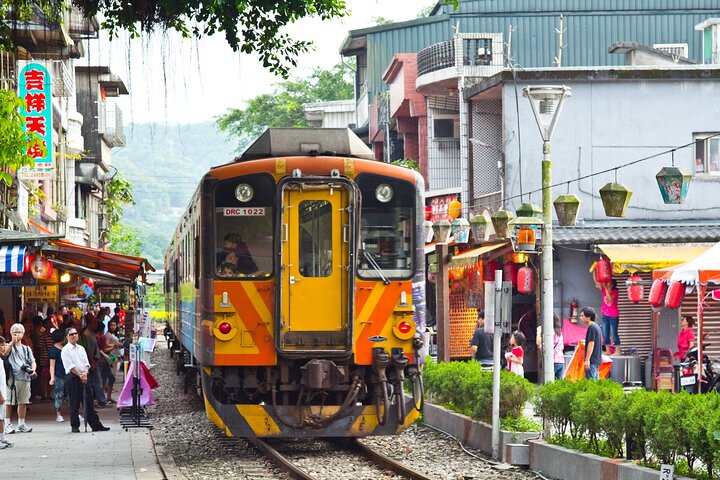 Small-Group: Yehliu, Jiufen & Pingxi Day Tour from Taipei