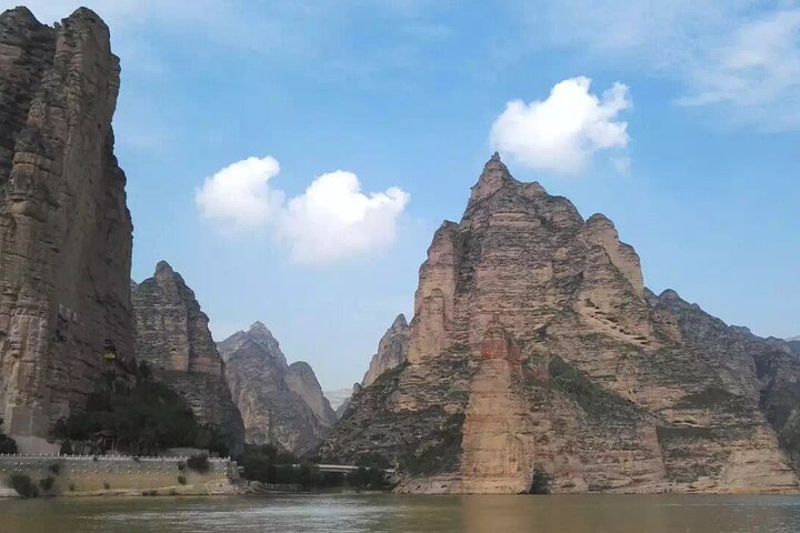 Private Day Tour to Binglingsi Caves and Liujiaxia Reservoir from Lanzhou