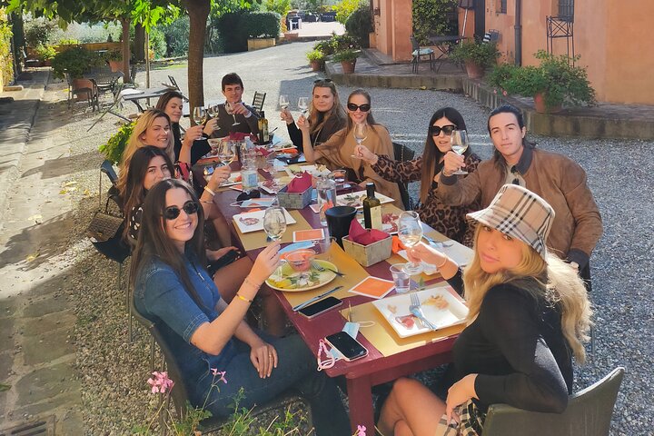 Private wine tour on the magical hills of Lucca with sommelier