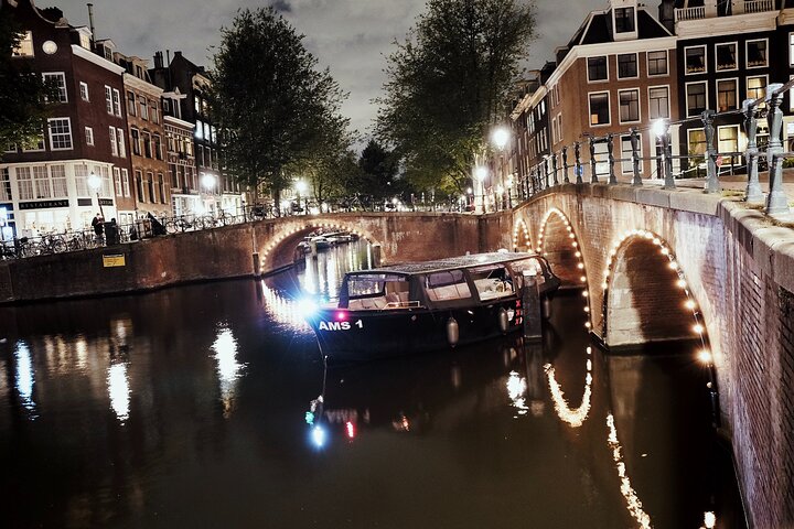 Amsterdam Small-Group Canal Cruise Including Snacks and Drinks