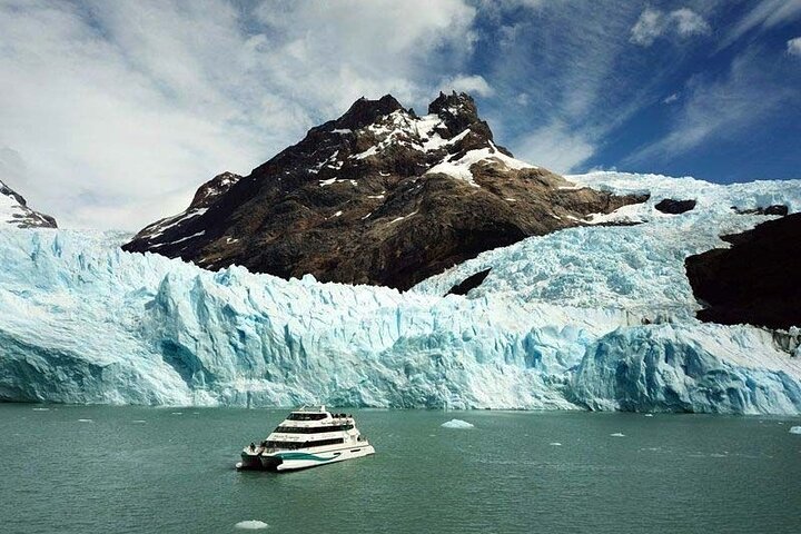 Perito Moreno boat tour from El Calafate: Glaciares Gourmet