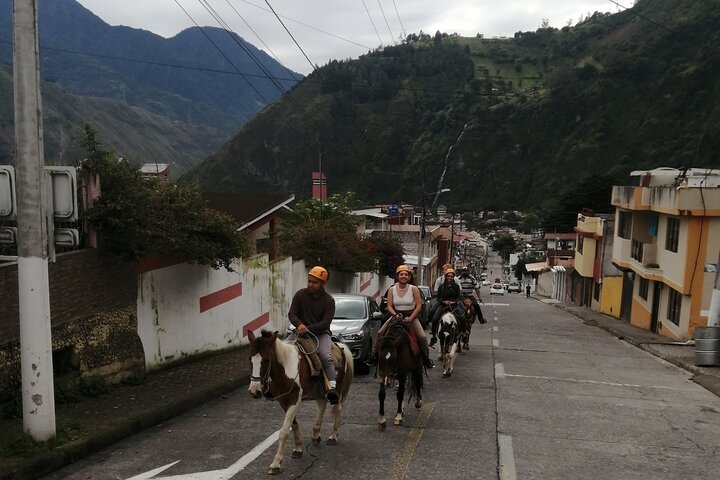 2 Hours Small-Group Horseback Riding Experience in Banos