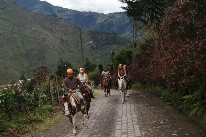 2 Hours Small-Group Horseback Riding Experience in Banos