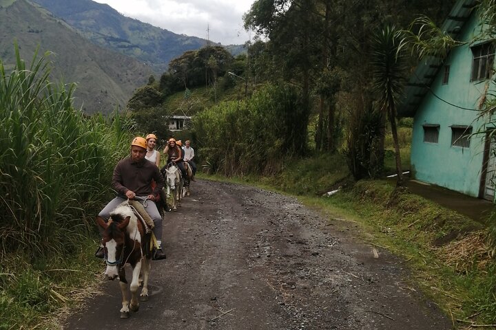 2 Hours Small-Group Horseback Riding Experience in Banos