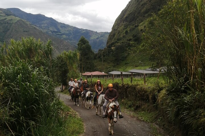 2 Hours Small-Group Horseback Riding Experience in Banos