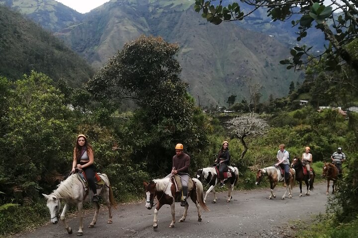 2 Hours Small-Group Horseback Riding Experience in Banos