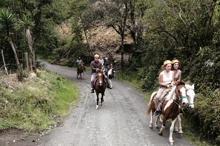 2 Hours Small-Group Horseback Riding Experience in Banos