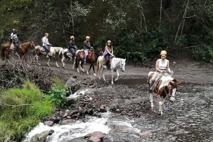 2 Hours Small-Group Horseback Riding Experience in Banos