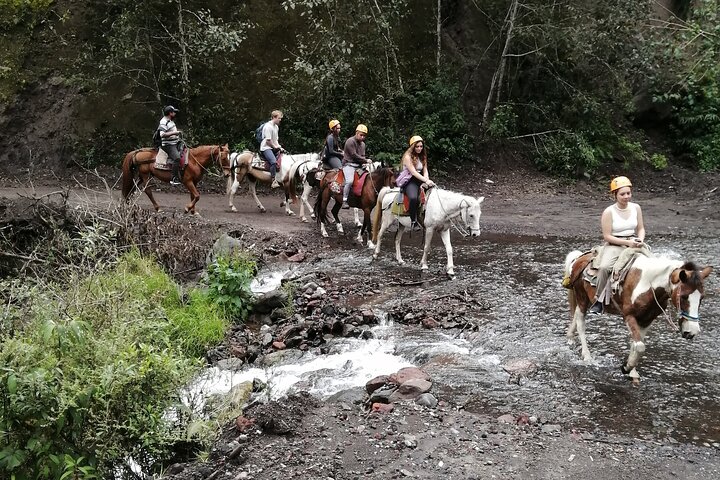 2 Hours Small-Group Horseback Riding Experience in Banos