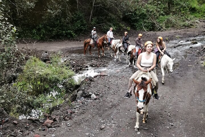 2 Hours Small-Group Horseback Riding Experience in Banos