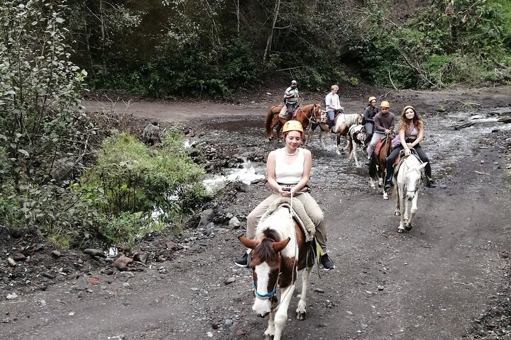 2 Hours Small-Group Horseback Riding Experience in Banos