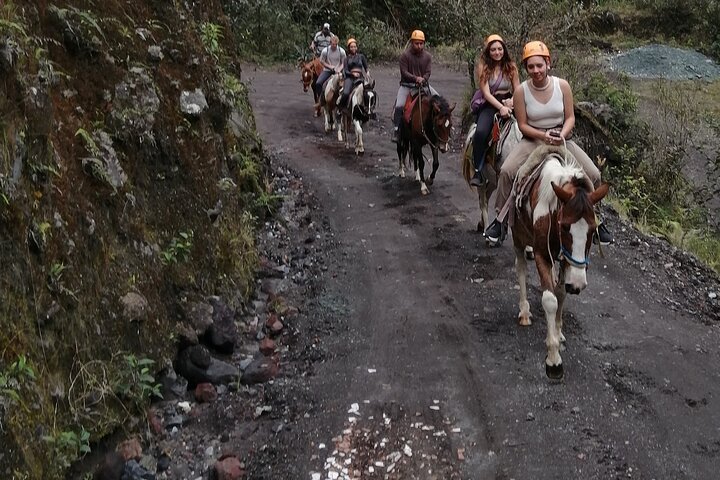 2 Hours Small-Group Horseback Riding Experience in Banos
